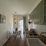 With Balcony In Quiet דירה